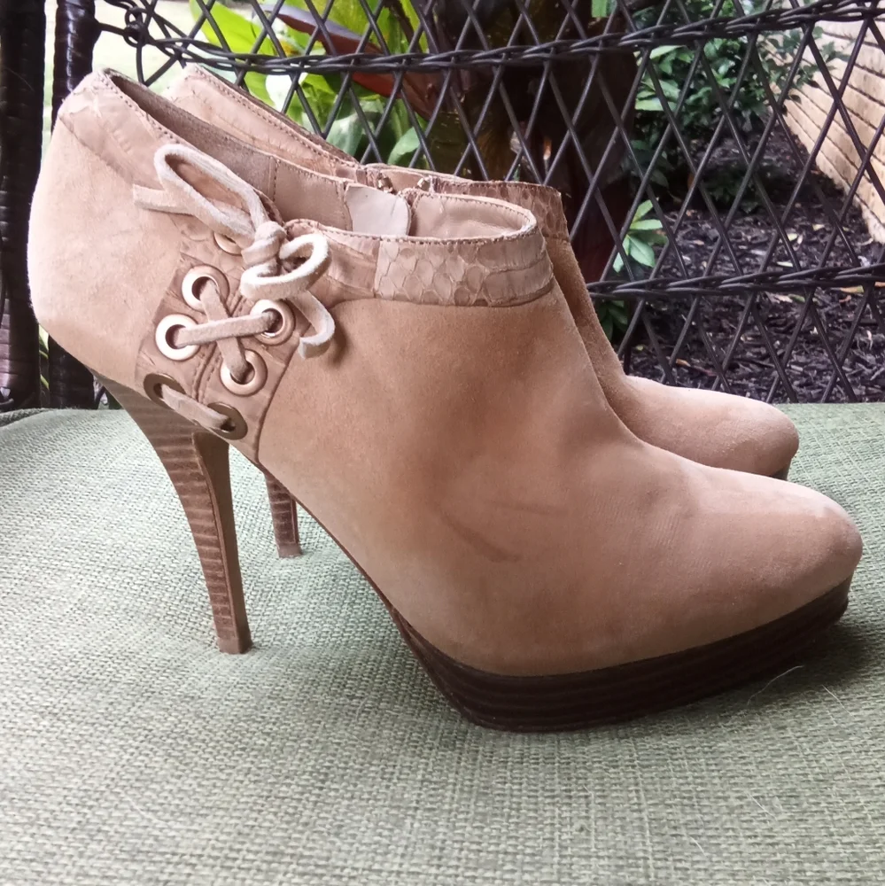 Coach Beatrice Suede Ankle Bootie Pumps Size 8.